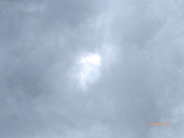 Da versucht sich die Sonne noch einmal durch die dichten Wolken zu kämpfen - leider hat sie für heute den Kampf verloren. Aber morgen ist ein neuer Tag! :-)