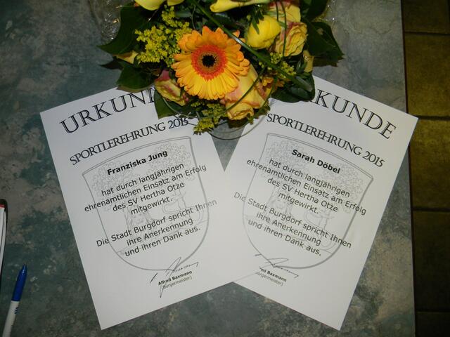 Bleumenstrauß und Urkunden für die Herthanerinnen.