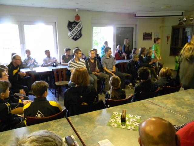 Der Raum im Vereinsheim des FC Burgdorf war sehr gut gefüllt.