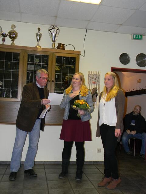 Urkunde und Blumenstrauß für das Ehrenamt.