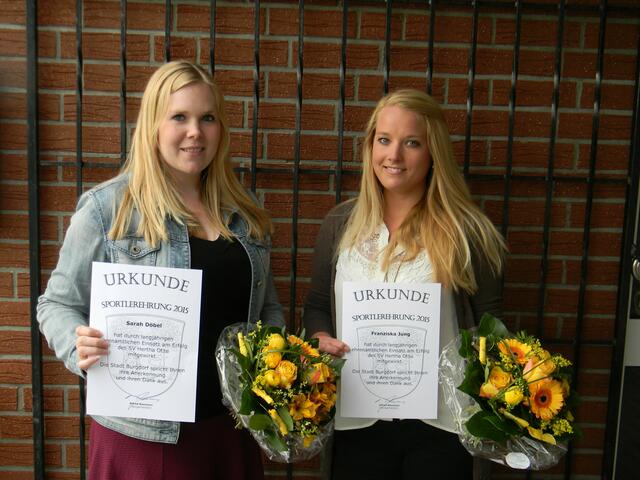 Stolz zeigen Sarah und Franziska ihre Auszeichnungen.