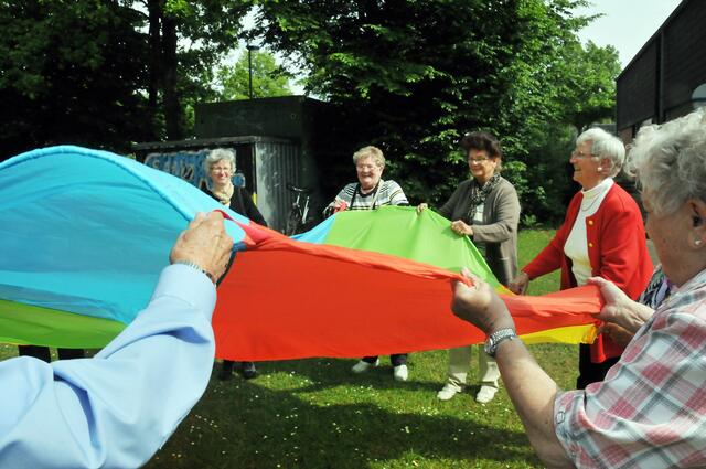 Bewegung mit Fallschirm und Bällen