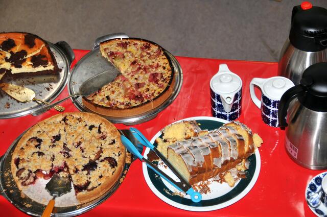 Ein reichhaltiges Kuchenbüfett.