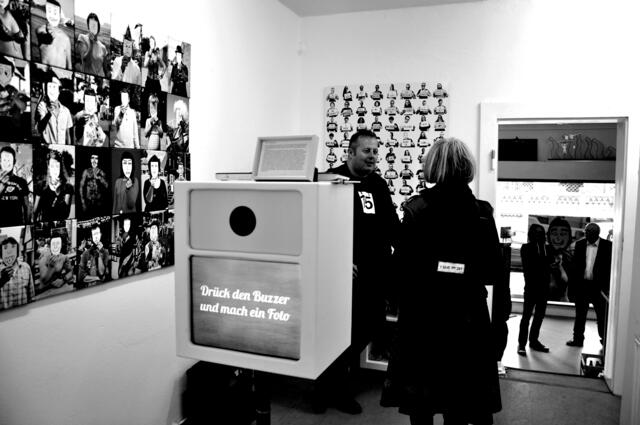 23.05. – 27.06.2015:
protection

protection – 23.05. – 27.06.2015 – Soziale Plastik – Lars Schumacher

Vernissage Samstag, 23.05.2015 von 15 – 18 Uhr.

Finissage Samstag, 27.06.2015 von 15 – 18 Uhr