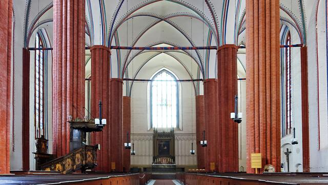 Innenansicht von St. Marien, einer chorlosen, dreischiffigen Hallenkirche mit Kreuzrippengewölbe. Foto: Helmut Kuzina