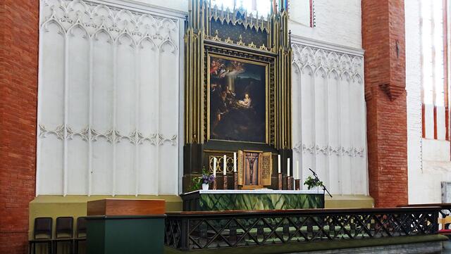 Das Altarbild sieht aus wie die „Heilige Nacht“ von Antonio da Correggio um 1530. Bei der Darstellung der Geburt Jesu handelt es sich jedoch in St. Marien um eine Nachbildung, die von Friedrich August von Klinkowström 1806/07 angefertigt wurde. Foto: Helmut Kuzina