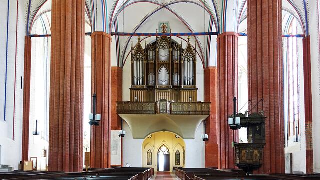 1866 stellte der Stralsunder Orgelbauer Friedrich Mehmel die Orgel mit dem neugotischen Prospekt her. Es handelt sich um die größte der erhaltenen „Mehmel-Orgeln“. Foto: Helmut Kuzina