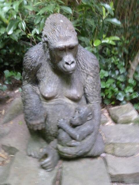 Eine Gorillafigur mit Baby.