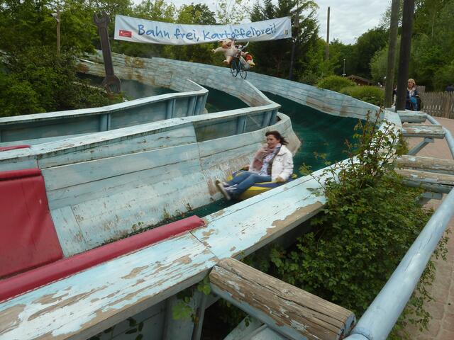 Meine Tochter kommt in voller Fahrt runtergesaust.