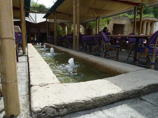 Springbrunnen beim Palast Bistro im Dschungelpalast.