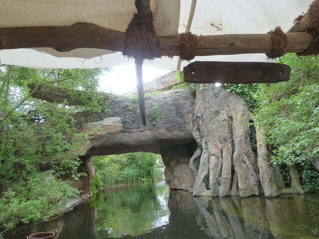 Durch die Brücke geht es jetzt.