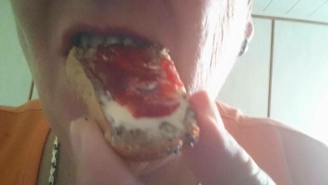 Mit frischer Erdbeermarmelade....Ohne Worte.     Operation "Nachmachen" ist gelungen !!!!