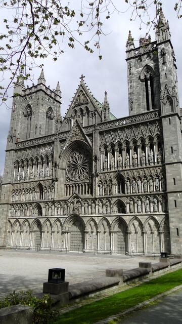 Nidarosdom, die Kathedrale von Trondheim, in der der heilige Olav begraben wurde. Der Nidarosdom ist das Ziel der Pilger in den Norden.