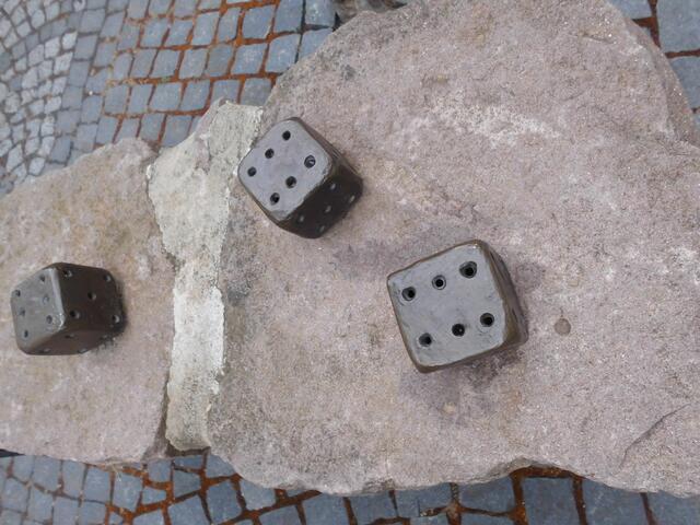 Die 18 Augen der Würfel symbolisieren die Befreiung der Stadt