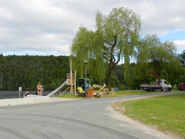 Eine Rutsche für das Strandbad wird aufgebaut.
