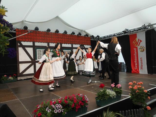 Trachtengruppe Halsdorf im HVT - Zelt