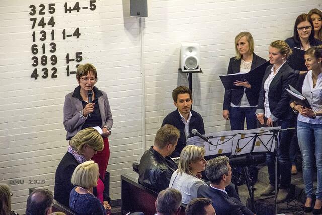 Die Ortsbürgermeisterin von Ramlingen-Ehlershausen, Birgit Meinig, spricht das Grußwort.