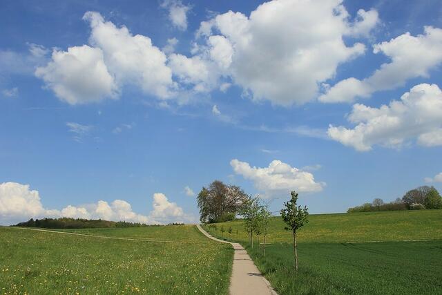Spaziergang unter Wolken