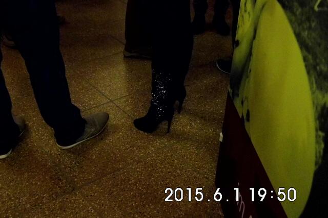 Wie gut es uns doch geht, wenn wir uns in Glitzer-Flitzer-Stiefeletten stehend über die Not der Ärmsten informieren können...
