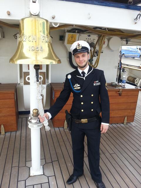 Unser "Schiffs-Guide" (WUO) P. Duszynski. an der Schiffsglocke.