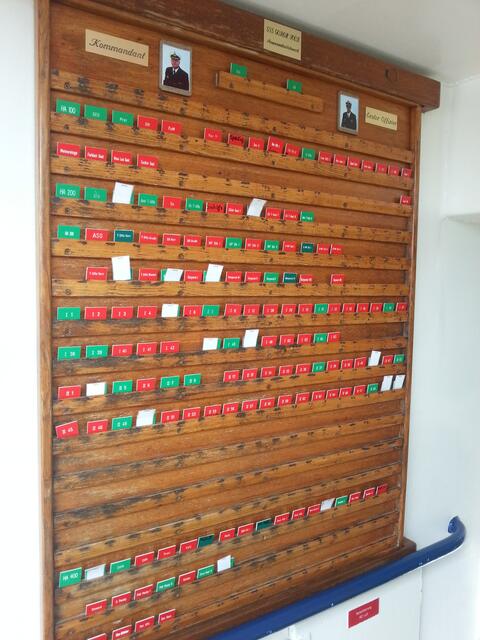 Dienstanzeigetafel an Bord.