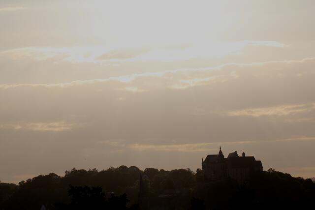 Blick von der oberen Terrasse auf das abendliche Marburg