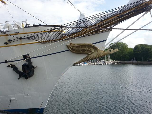 Vorstagsegelmast mit Gallionsfigur des Albatros und Anker.
