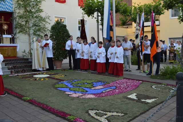 die Prozession macht halt vor unserem Altar