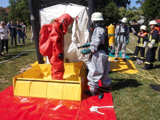 Dekontaminierung der Schutzanzüge