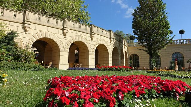 Auf die gärtnerische Ausschmückung der unterschiedlichen Geländeebenen des Burggartens wird stets viel Wert gelegt. Foto: Helmut Kuzina