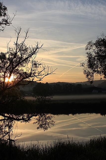 Spiegelung des Himmels in der Lahn