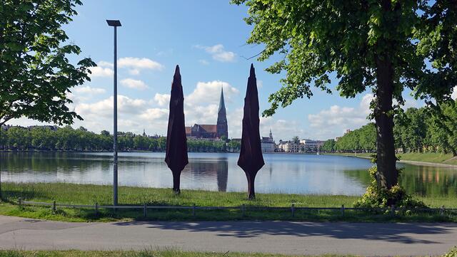 Sichtachse von der Knaudtstraße über den Pfaffenteich zum Dom in der Altstadt. Foto: Helmut Kuzina
