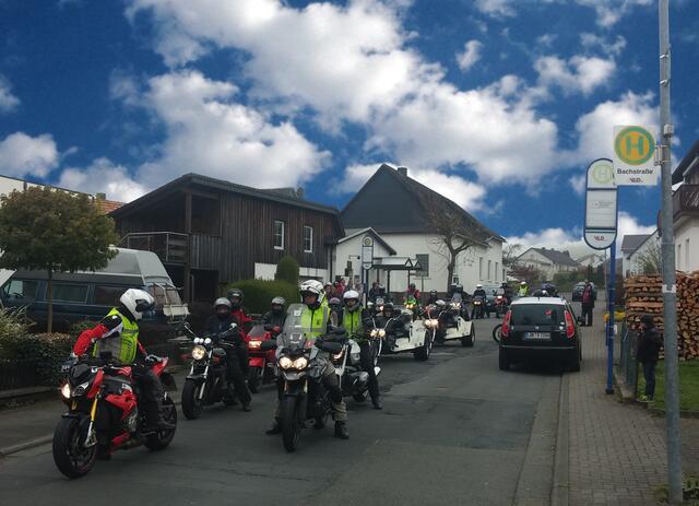 Biker-Hauptquartier Bachstraße: In dem Gebäude an der Bushaltestelle unterhalten die Mitglieder des Motorradclubs ihr Vereinsheim. Das Clubdomizil ist bewirtschaftet und Freitagabends ein beliebter Treffpunkt der Hirzenhainer.