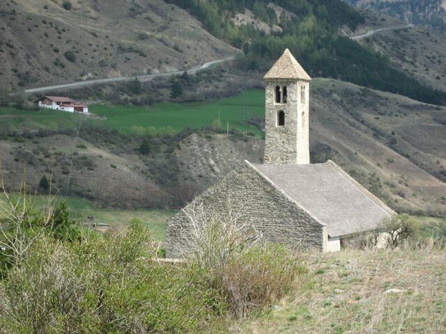 St. Veits-Kirchlein, romanisch. Weithin sichtbar, auf einer auffallend kahlen Felskuppe, mit Blick auf die Stadt Glurns. Im Hintergrund die neue Straße hinauf nach Matsch. Nach altem Brauch werden hier im Februar, brennende Holzräder(Scheiben) ins Tal hinunter geschleudert. Damit soll der Winter vertrieben werden.