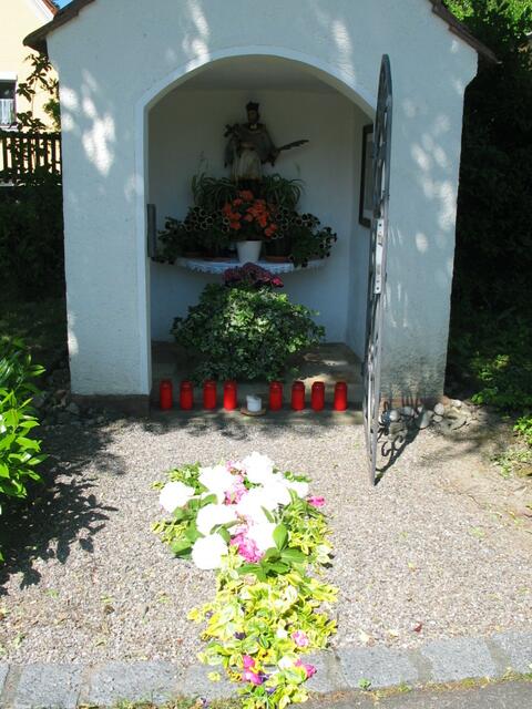 Unsere Nepomukkapelle - liebevoll das ganze Jahr über von Sofie Häusler betreut und gepflegt.