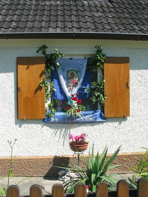 Die Gestaltung eines Fensters - an diesem Haus führte die Fronleichnamsprozession vorbei.