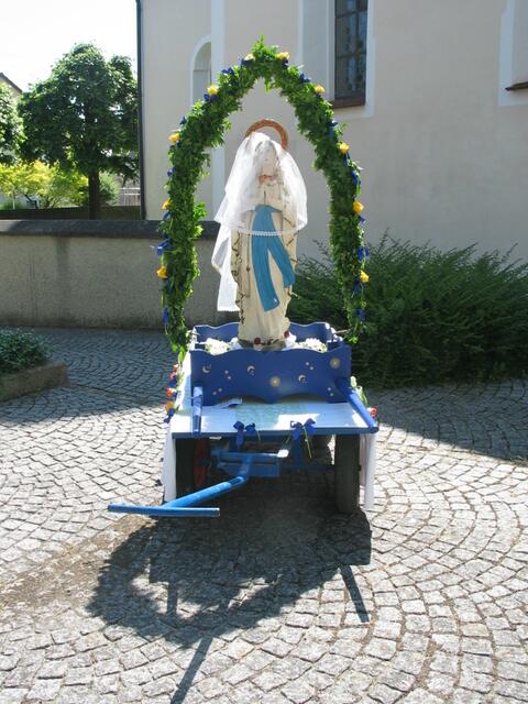 Die Jugend-Mädchengruppe unter der Regie von Susanne Hurler war mit dieser Muttergottesstatue dabei.