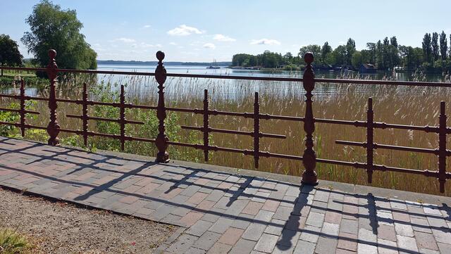 Mit ihrem gusseisernen Geländer, mit ihrer Konstruktion und dem Zahngetriebe zählt die Drehbrücke mit der Aussicht auf den Schweriner See zu den technischen Denkmälern. Foto: Helmut Kuzina