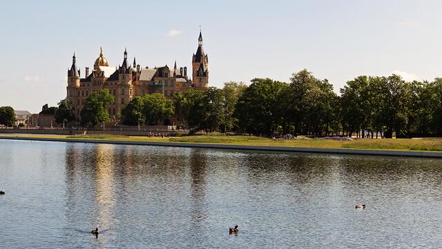 Rückblick vom Bertha-Klingberg-Platz über den Burgsee und die „Schwimmenden Gärten“ zur Schlossinsel. Foto: Helmut Kuzina