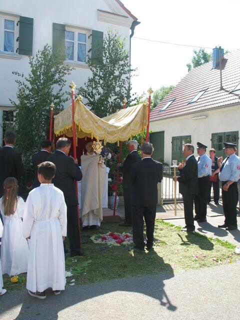 Pfarrer Franz Walden bei der Erteilung des Segens am zweiten Altar der Fronleichnamsprozession.
