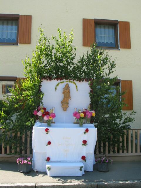 Der dritte Altar - liebevoll gestaltet für den Besuch des Herrn auf unseren Straßen.
