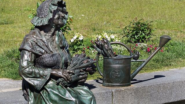 Seit 2010 erinnert ein Denkmal an Schwerins Ehrenbürgerin, an die Blumenfrau Bertha Klingberg (1898 – 2005). Die lebensgroße Bronzeskulptur, die der Prignitzer Bildhauer Bernd Streiter gestaltete, befindet sich auf dem nach ihr benannten Platz („Bertha-Klingberg-Platz“) am Burgsee. Foto: Helmut Kuzina