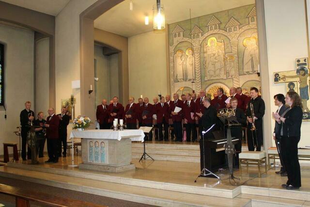 Schlussbild mit allen Mitwirkenden und stehender Applaus des Publikums...