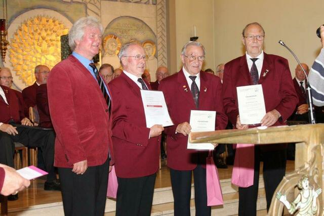 Ehrungen für Günter Müller (50 Jahre aktiver Chorgesang), Herbert Könneke und Hans-Hermann Naethe (beide 25 Jahre aktiver Chorgesang). Glückwunsch und Ehrung durch den Kreischorverband mit Urkunde und Ehrennadel.
