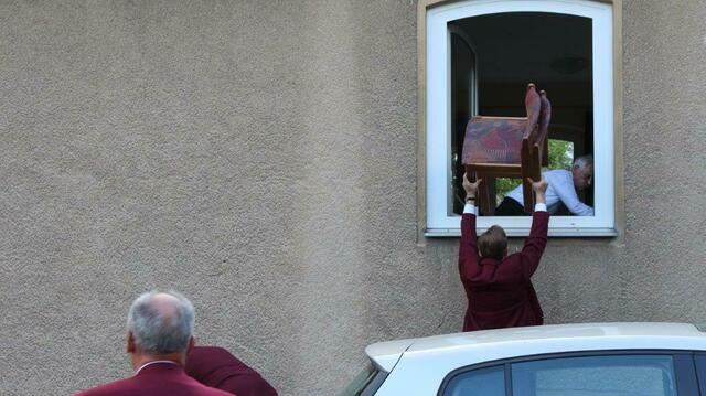 Die Stühle müssen noch durch das Fenster...