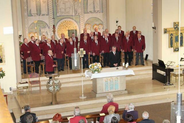 Holger Pohl (vorne im schwarzen Anzug) leitet die Liedertafel Kaltenweide seit 15 Jahren erfolgreich.