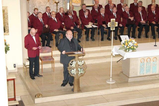 Pfarrer Tischler begrüßt alle herzlich in "seiner" Kirche!