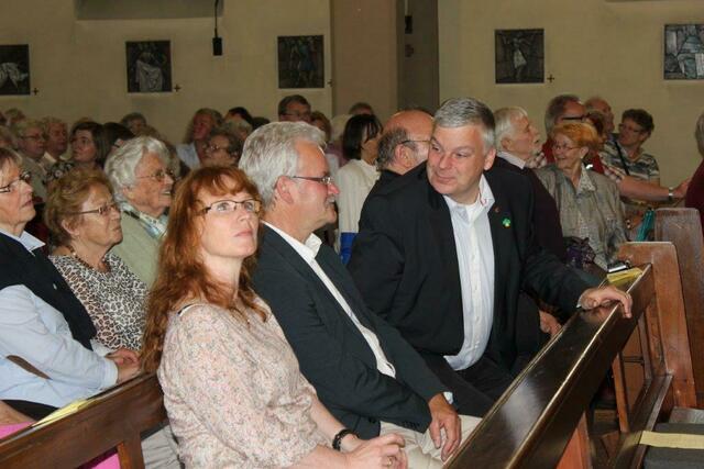 Der Bürgermeister Mirko Heuer zeigt sich sichtlich begeistert vom Klangvolumen und der musikalischen Vielfalt. Sein Lieblingslied war klar " Was machst Du mit dem Knie lieber Hans".