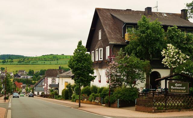 Zurück in Usseln mit Blick auf den Hausberg, den "Osterkopf"