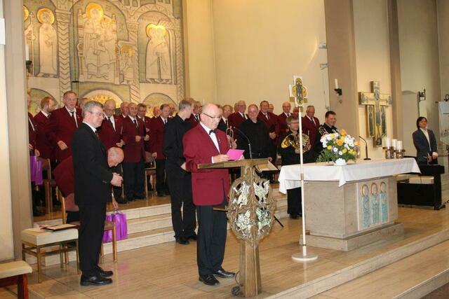 Dank an die Mitwirkenden mit einer leckeren Flasche Wein und einem Blumenstrauss für die Dame...